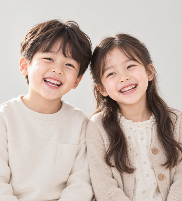 편안하게 웃는 어린이들